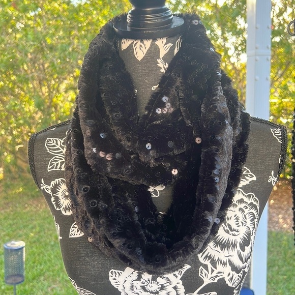 Black faux fur and sequin infinity scarf OS - Picture 3 of 8